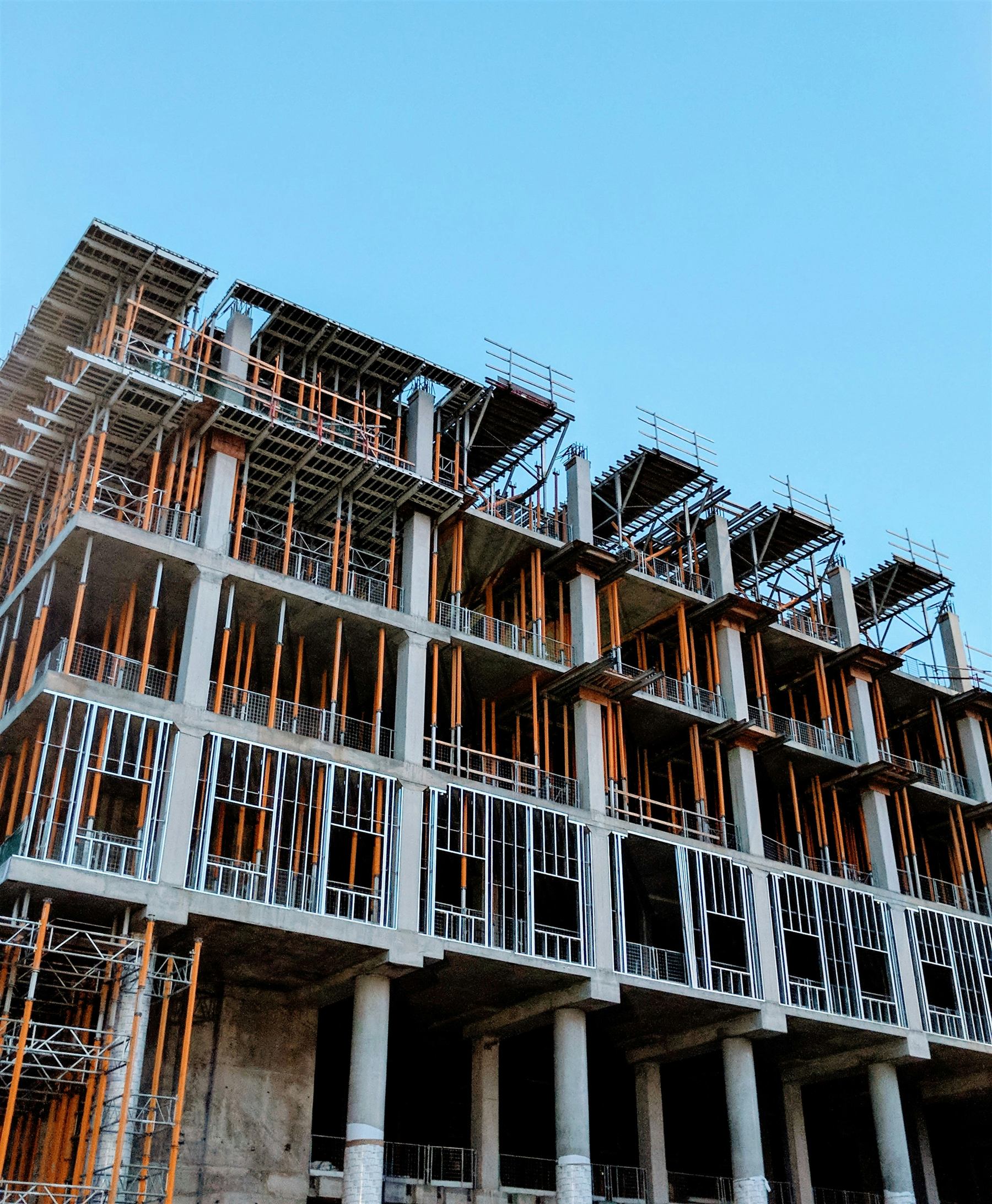 Bâtiment en construction, structure béton apparente
